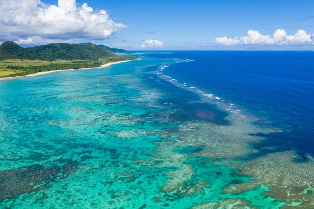 青空の下に広がる石西礁湖の透明な海