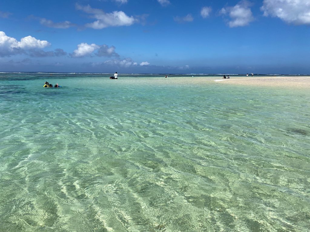 石垣島北西部に位置する米原ビーチの海岸と透明度の高い海