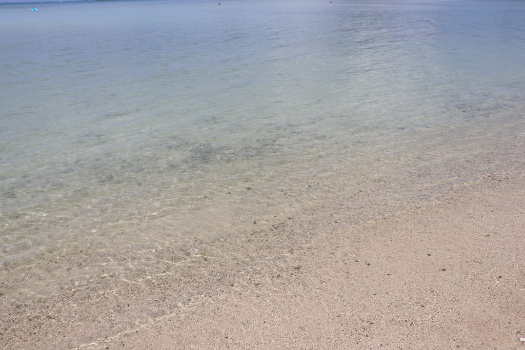 石垣島の底地ビーチの白い砂浜と遠浅の海